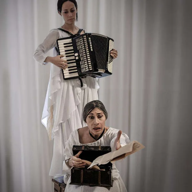 Emily, Imprisoned Poetry: Dickinson — Theatre & Dance in San Cristóbal de La Laguna, Tenerife